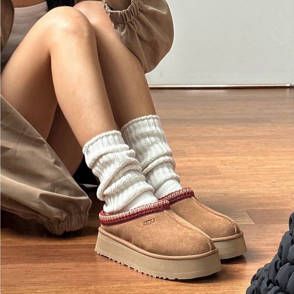 UGG Tazz women size 6
BestSeller/new /no box
Color.chestnut